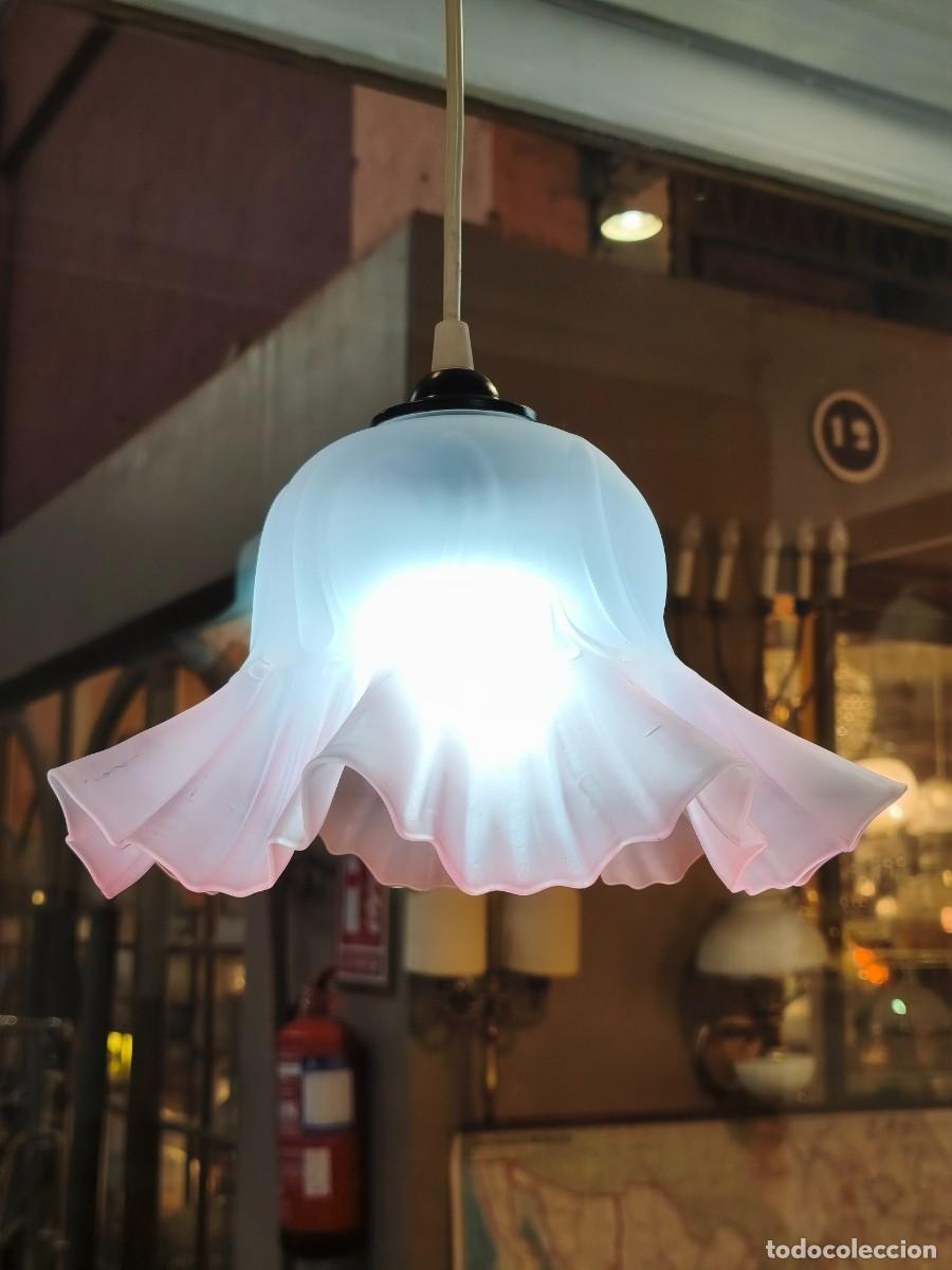 Antig&uuml;edades: L&aacute;mpara techo con tulipa antigua de cristal rosa en relieve rizada.