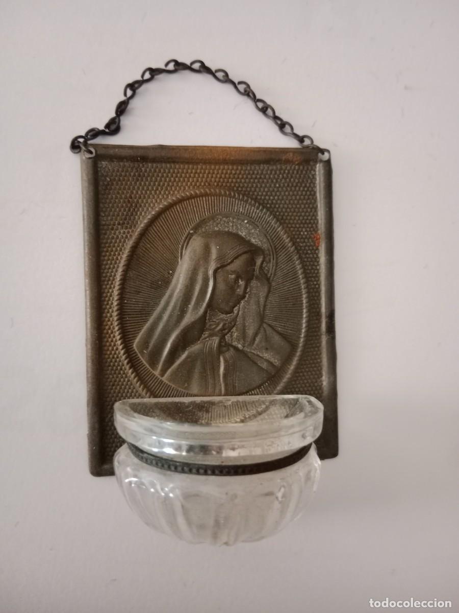 Antig&uuml;edades: PEQUE&Ntilde;A BENDITERA DE CHAPA RELIEVE REPUJADA Y CRISTAL TALLADO- A&Ntilde;OS 30 - VIRGEN MARIA - 7 x 4,7 CM