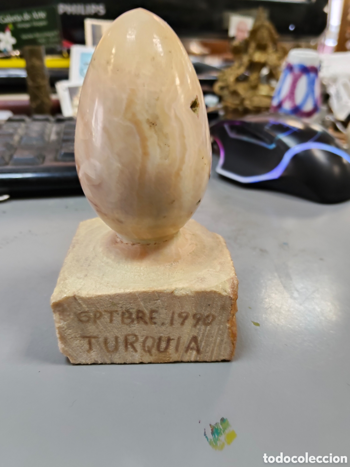 Antig&uuml;edades: escultura de huevo veteado est&aacute; tallada en piedra natural, posiblemente &oacute;nice o calcita