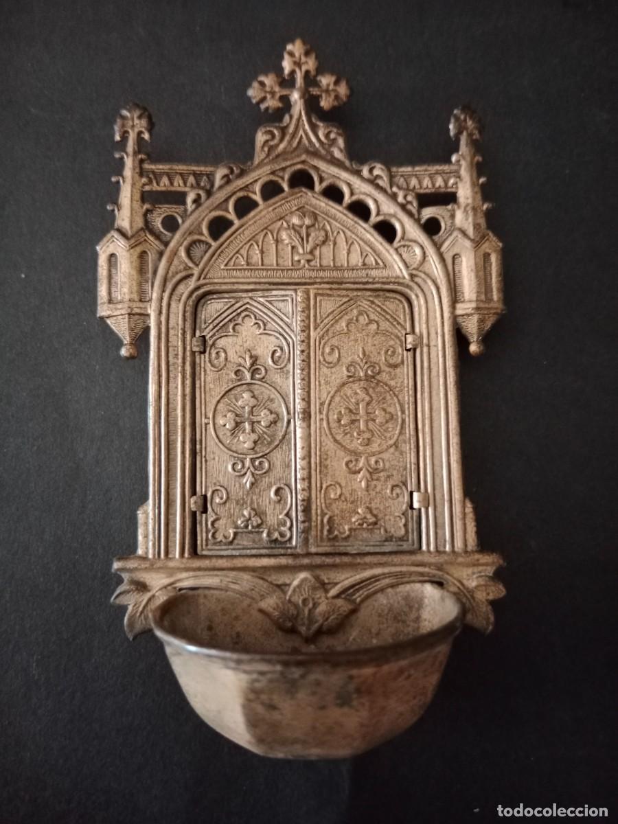 Antig&uuml;edades: PEQUE&Ntilde;A BENDITERA NEOGOTICA DE CHAPA RELIEVE REPUJADA - A&Ntilde;OS 20/30 - 10 x 6 CM - PUERTAS ABATIBLES