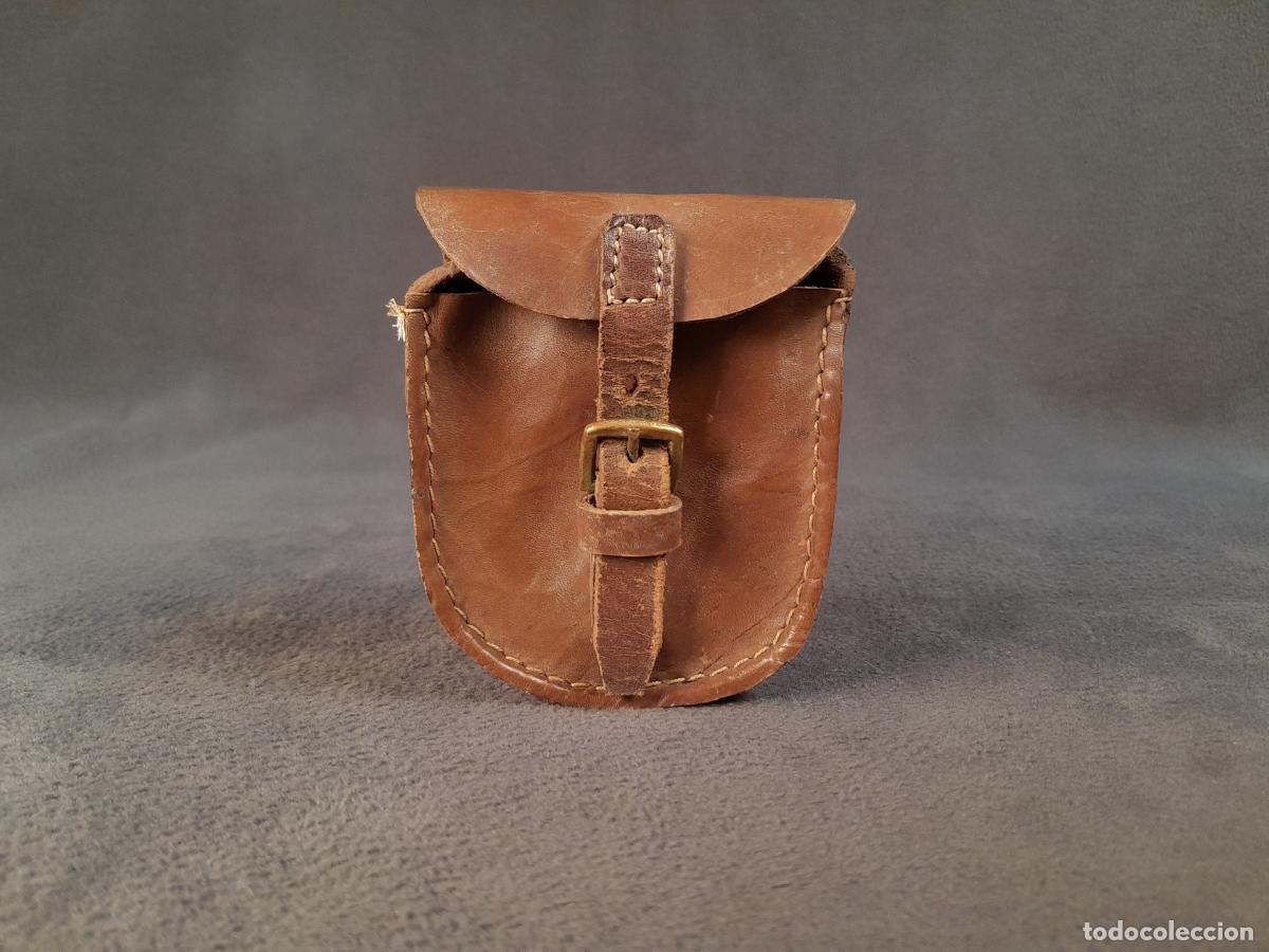 Antig&uuml;edades: BOLSA DE CUERO TIPO CARTUCHERA. SIGLO XX.