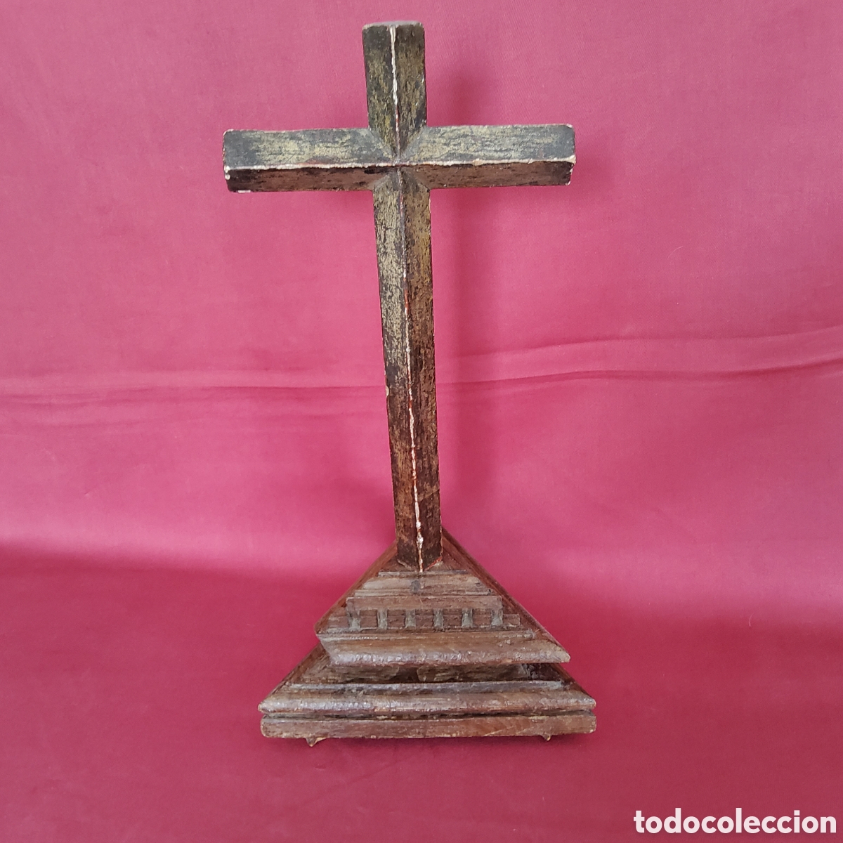 Antig&uuml;edades: ANTIGUA CRUZ DE MADERA TALLADA, CON BASE TRIANGULAR ESCALONADA Y MOLDURADA - Foto 1