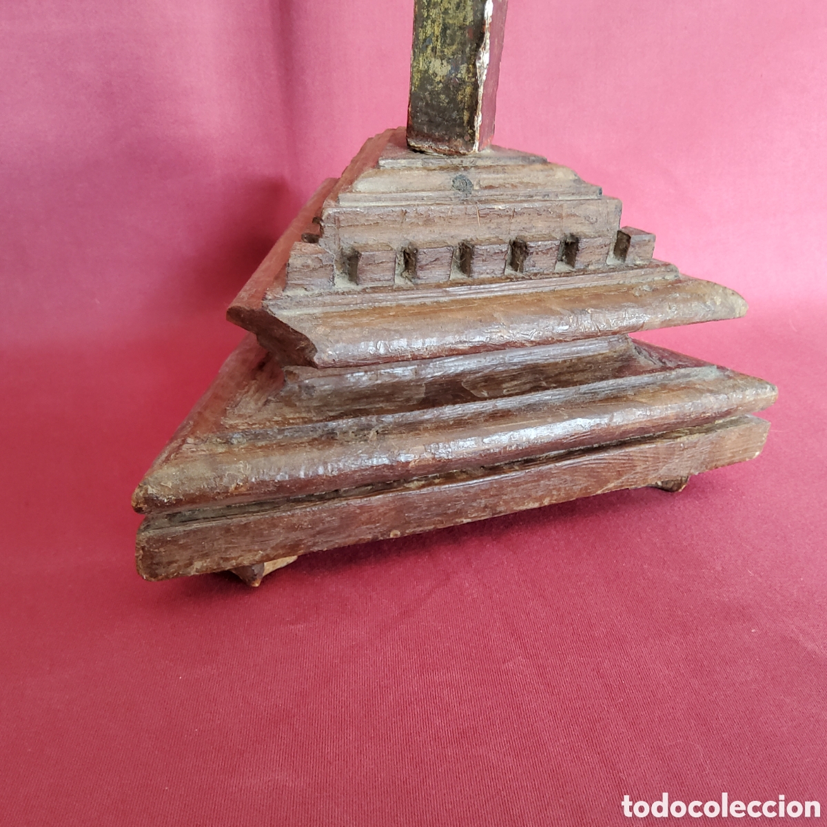 Antig&uuml;edades: ANTIGUA CRUZ DE MADERA TALLADA, CON BASE TRIANGULAR ESCALONADA Y MOLDURADA - Foto 3