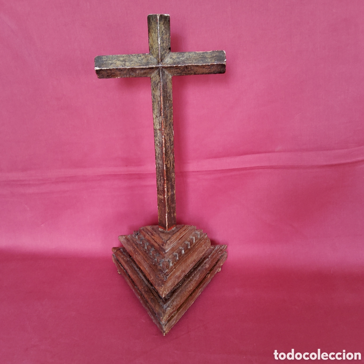 Antig&uuml;edades: ANTIGUA CRUZ DE MADERA TALLADA, CON BASE TRIANGULAR ESCALONADA Y MOLDURADA - Foto 2
