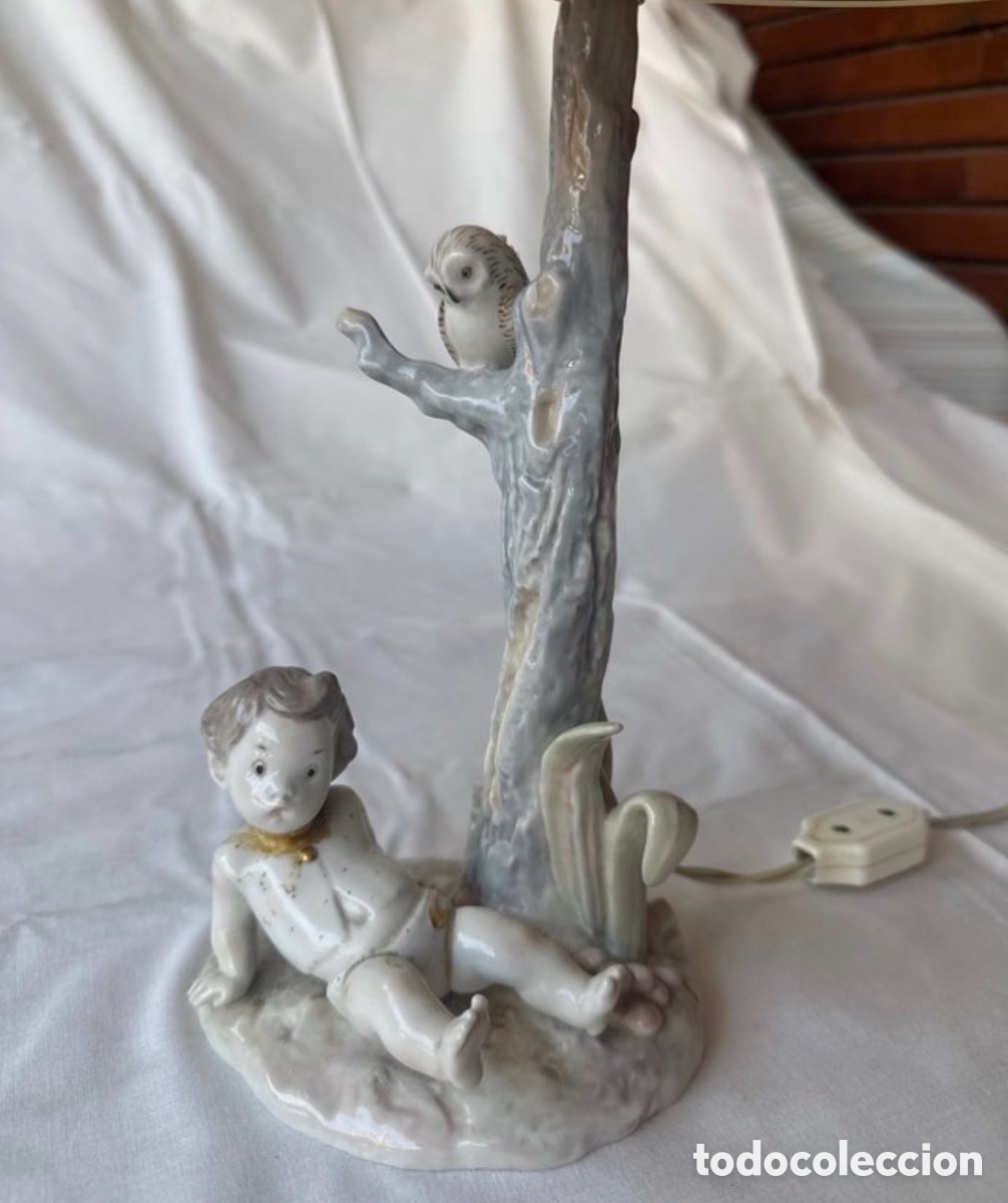 Antig&uuml;edades: L&aacute;mpara de Mesa Lladr&oacute; 'Ni&ntilde;o Jugando' (1955) - Primera &Eacute;poca