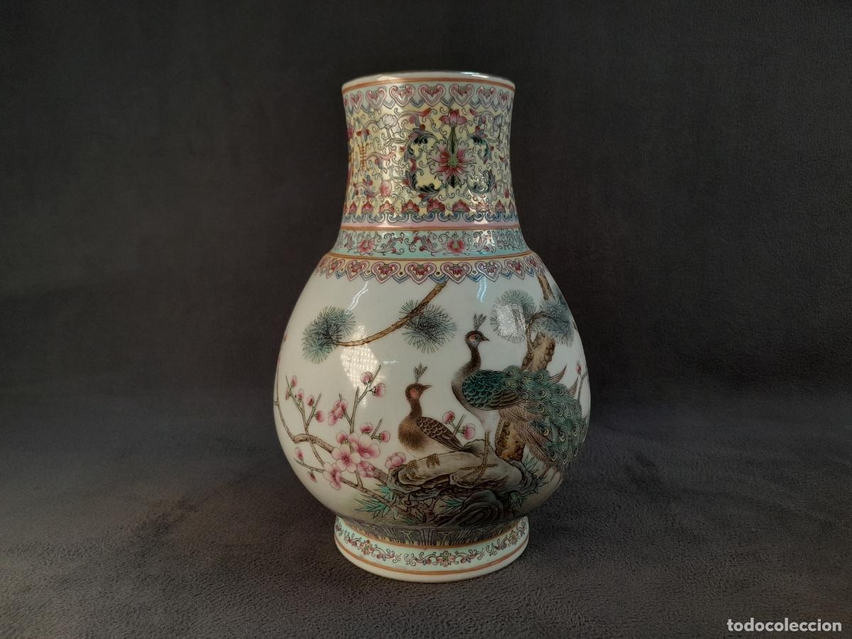 Antig&uuml;edades: JARR&Oacute;N DE PORCELANA CON DECORACI&Oacute;N DE PAVOS REALES. SIGLO XX.