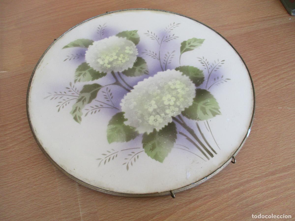 Antig&uuml;edades: ANTIGUA BANDEJA PARA COLGAR, PORCELA O SIMILAR CON ARO DE METAL- MIDE UNOS 28 CM. DE DI&Aacute;METRO