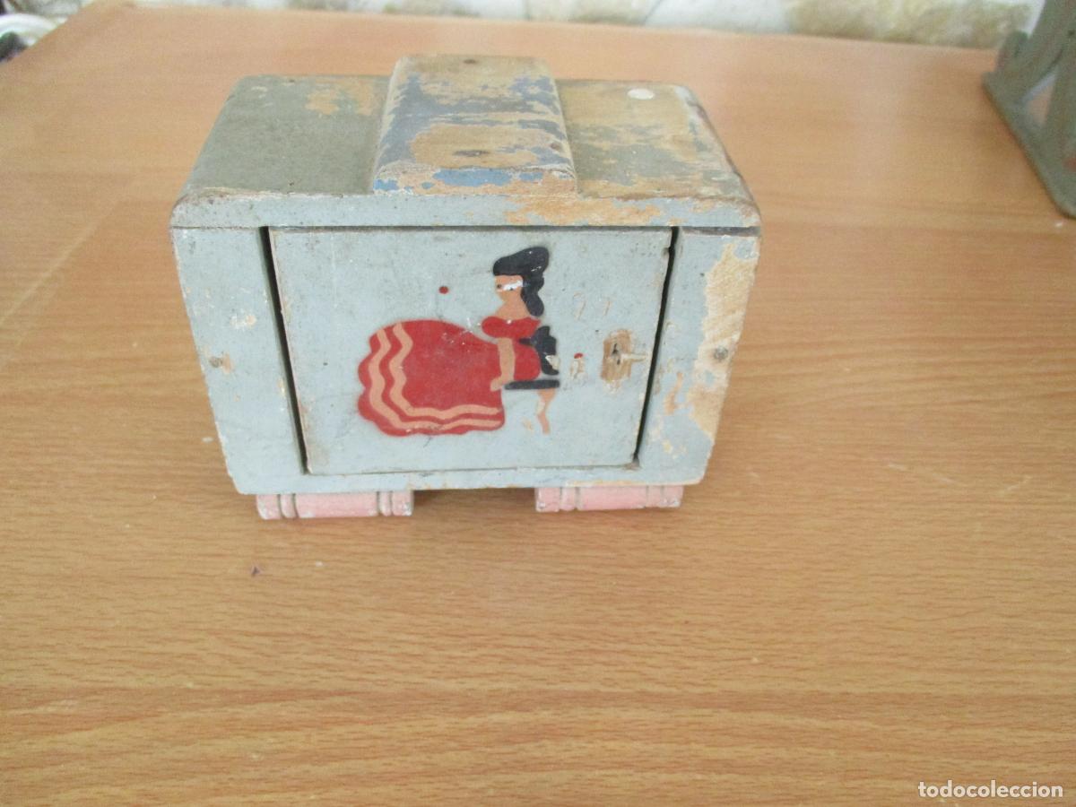 Antig&uuml;edades: ANTIGUA MESITA DE CASA DE MU&Ntilde;ECAS-ES DE MADERA PINTADA , MIDE 9X6X11 CM.- ART-D&Eacute;CO