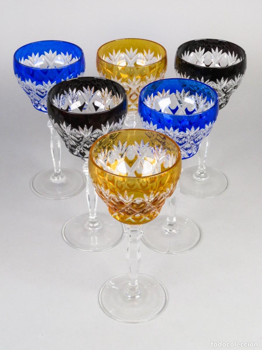 Antig&uuml;edades: Seis copas de cristal de Bohemia talladas y esmaltadas en colores parejos siglo XX