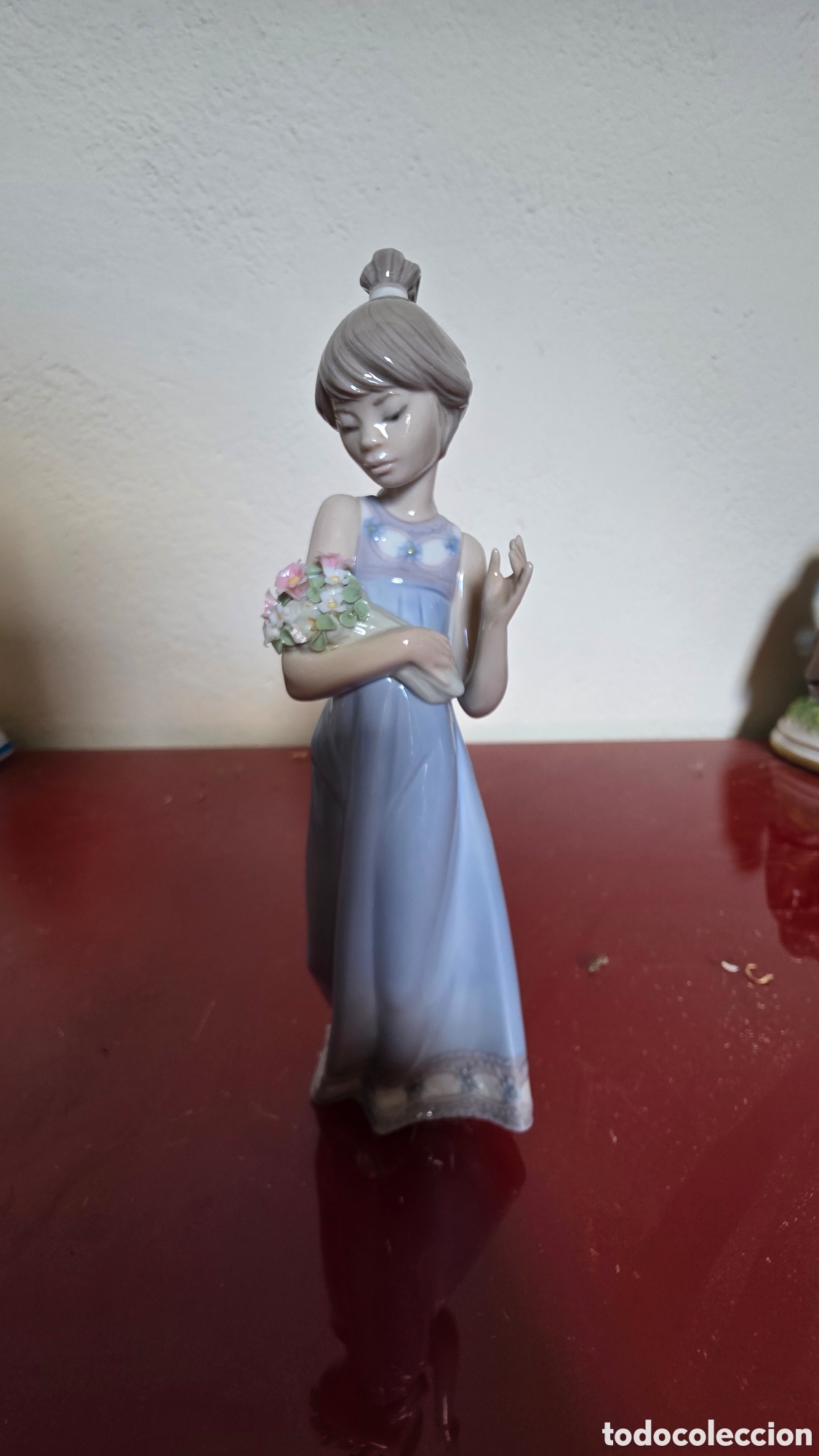 Antig&uuml;edades: Figura porcelana lladro ni&ntilde;a con ramo de flores
