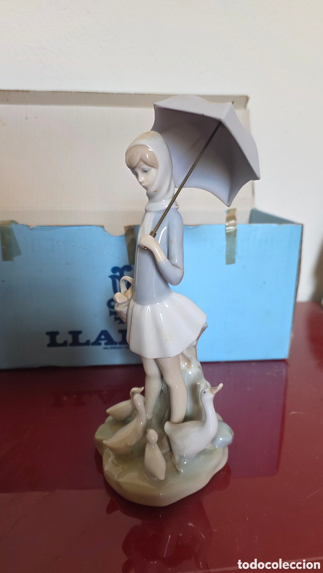 Antig&uuml;edades: Figura porcelana lladro ni&ntilde;a con paraguas y patos