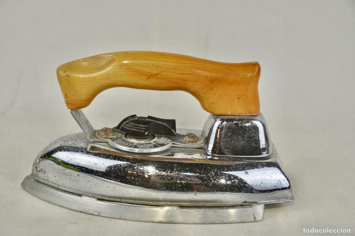 Antig&uuml;edades: Plancha antigua asa de madera clara - Foto 2