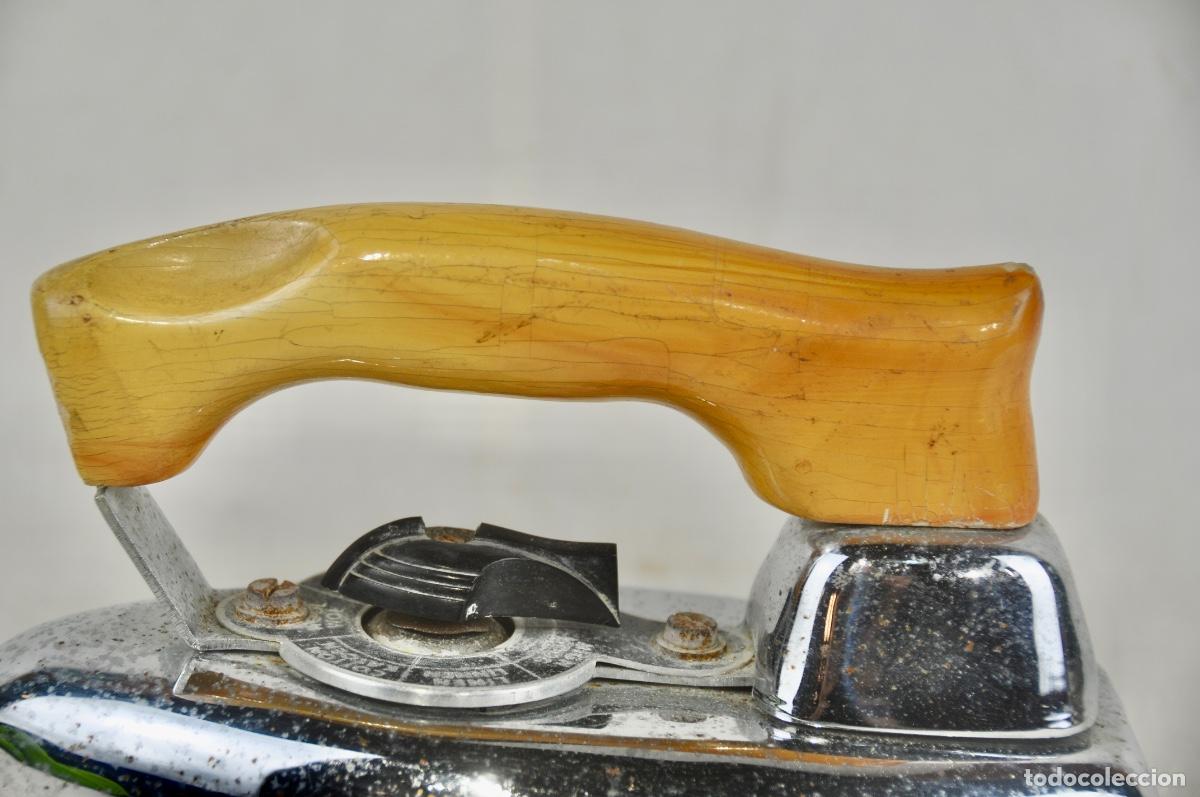 Antig&uuml;edades: Plancha antigua asa de madera clara - Foto 3