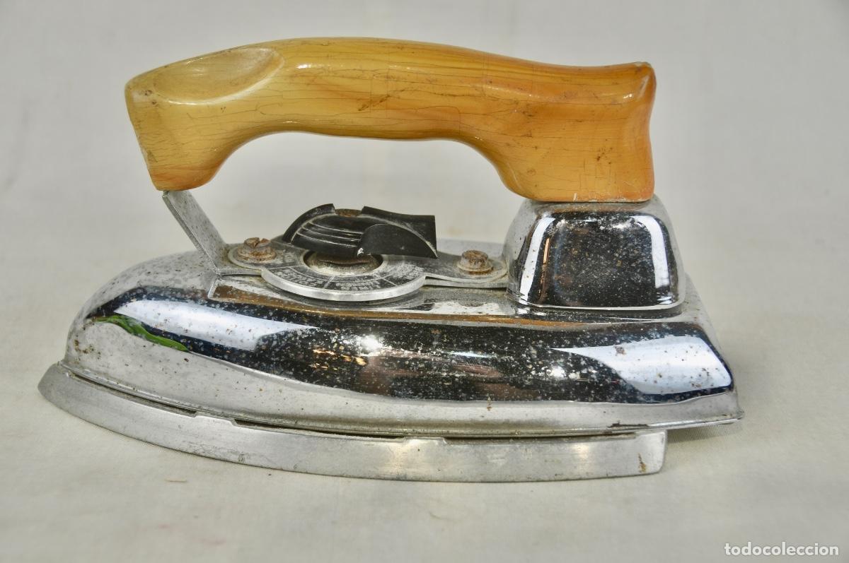Antig&uuml;edades: Plancha antigua asa de madera clara - Foto 4