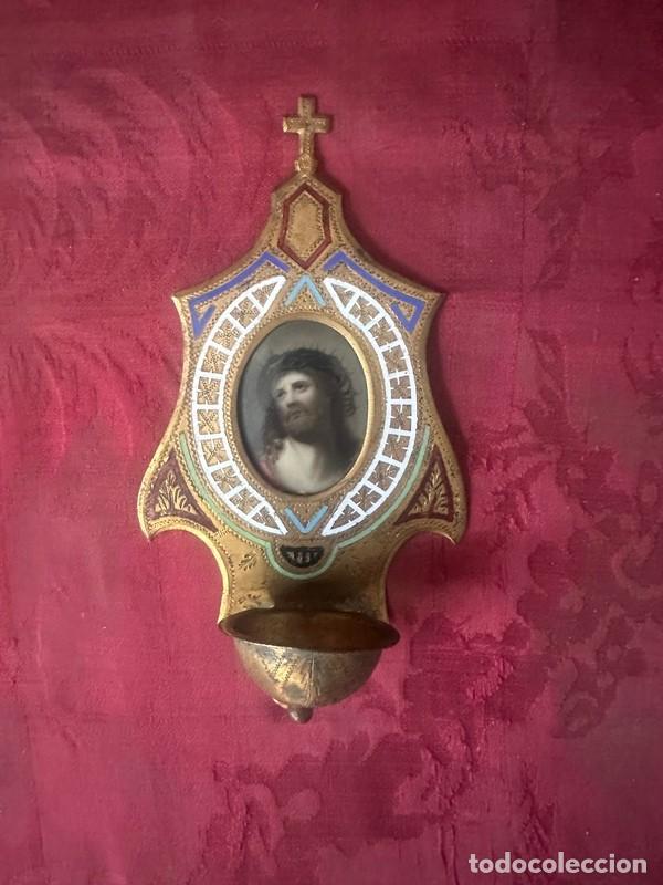 Antig&uuml;edades: BENDITERA DE METAL LABRADO CON IMAGEN DE CRISTO PENITENTE EN PORCELANA PINTADA