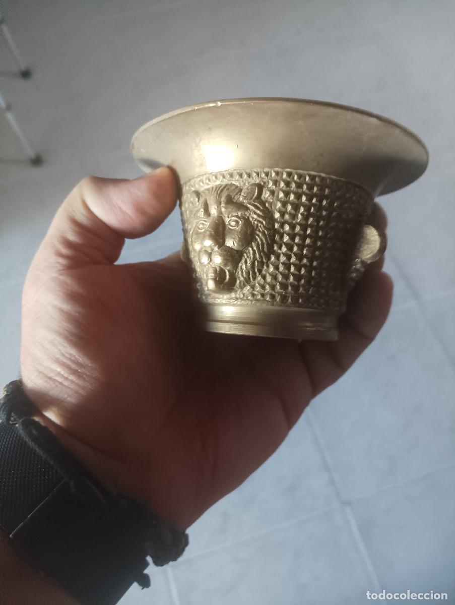 Antig&uuml;edades: Mortero de botica o de cocina de tama&ntilde;o peque&ntilde;o-mediano, como se aprecia , fundido en bronce.