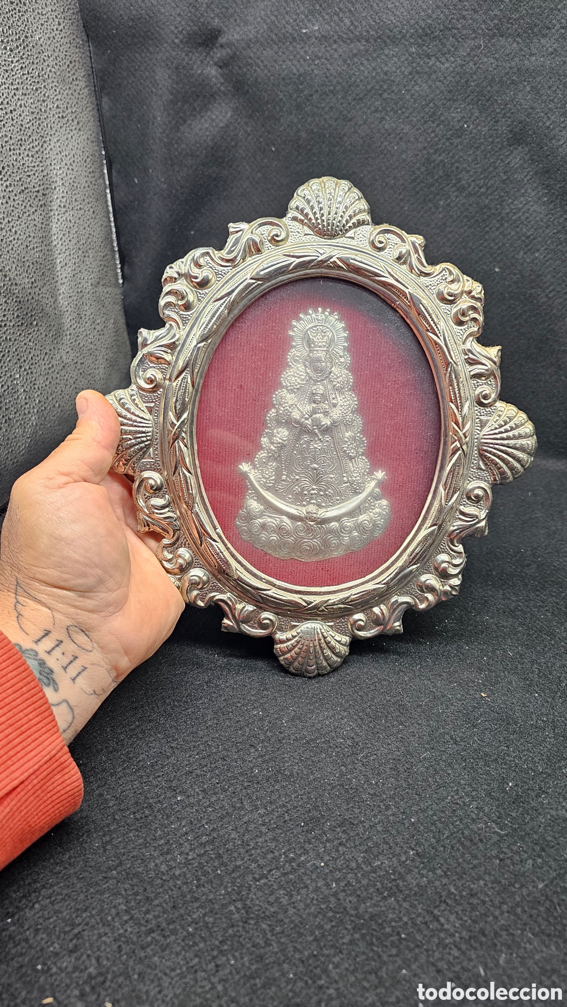 Antig&uuml;edades: Relicario Orfebrer&iacute;a en relieve devla virgen del Roc&iacute;o en metal