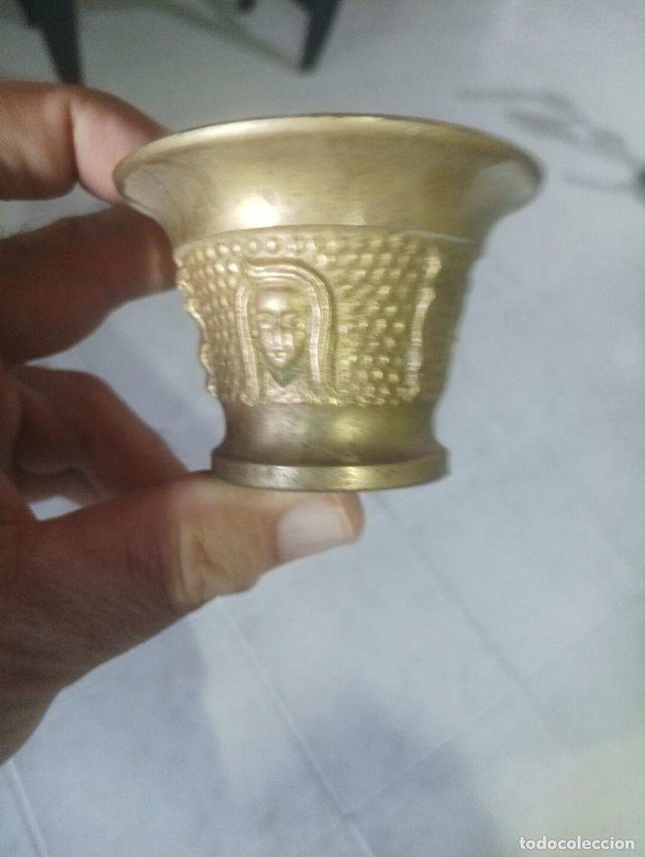 Antig&uuml;edades: Mortero de botica y su correspondiente mano, fabricado en bronce con un acabado dorado envejecido.
