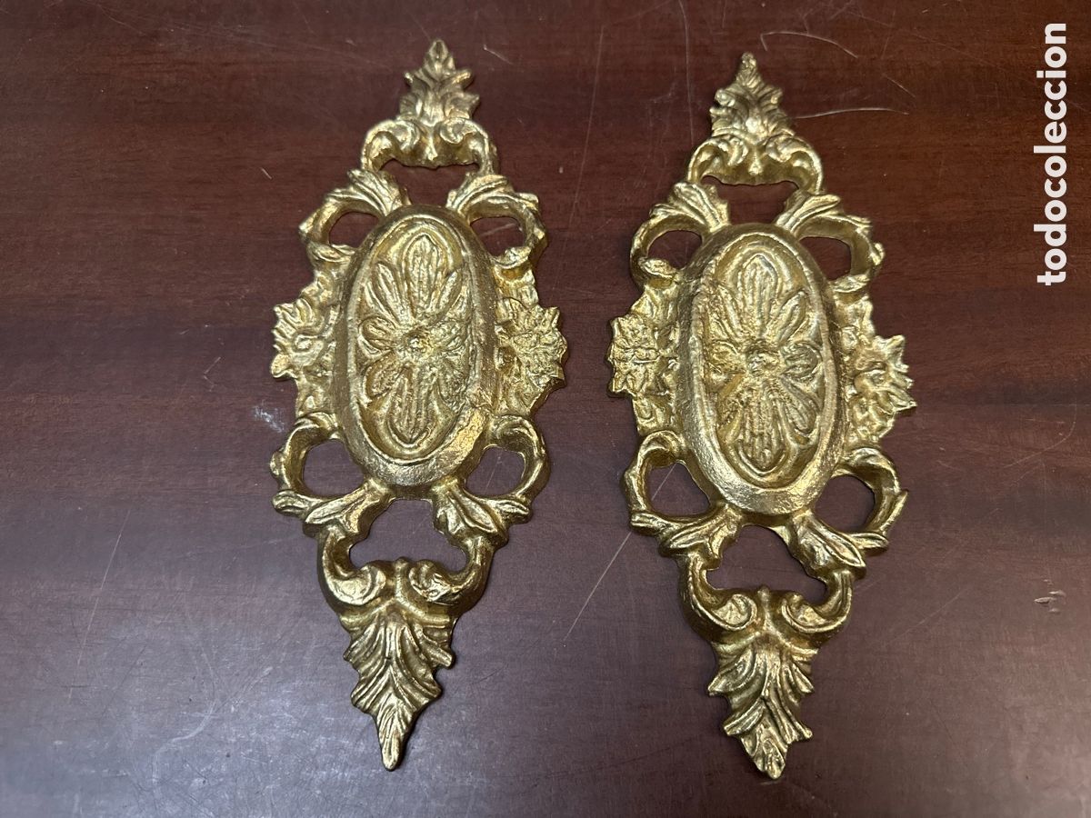 Antig&uuml;edades: PAREJA DE APLIQUES EN BRONCE FUNDIDO DORADO, ADORNOS PARA MUEBLE.