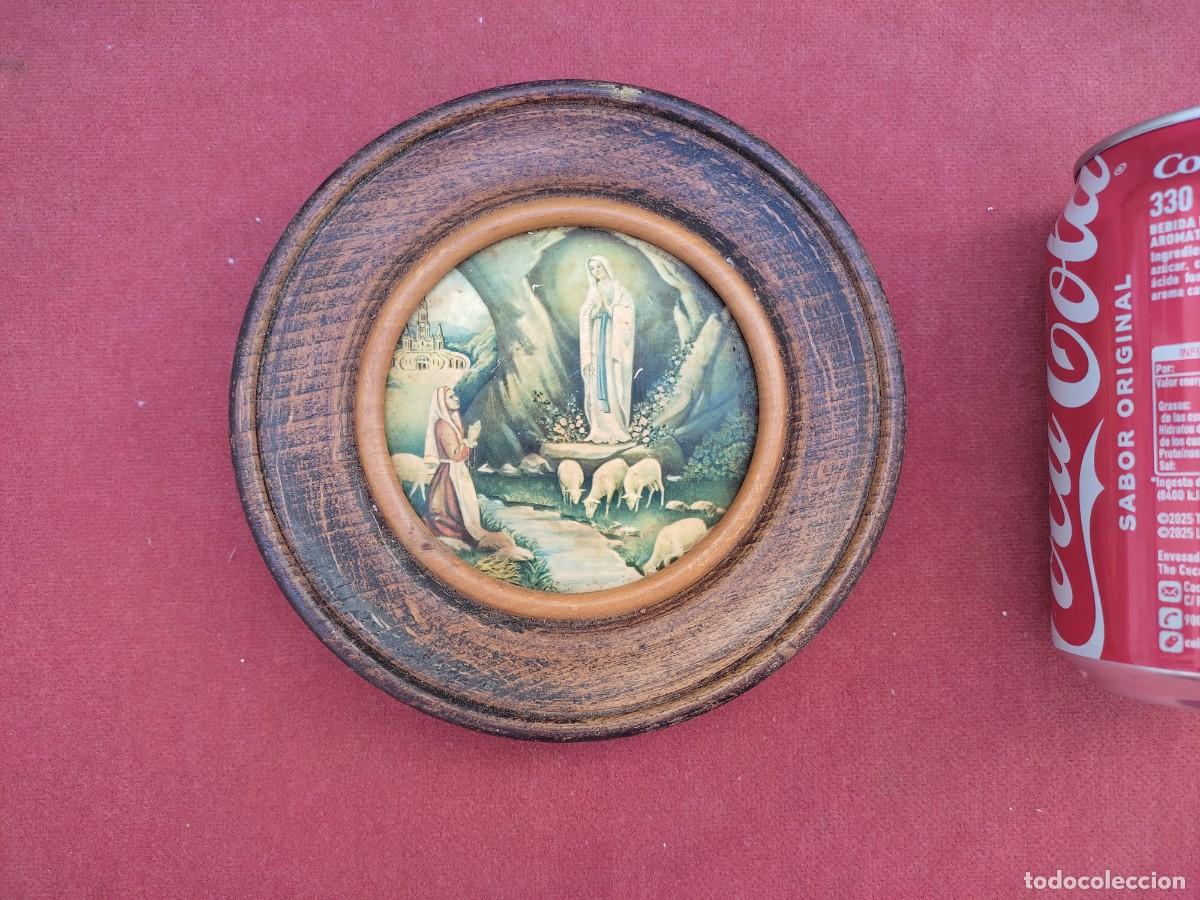 Antig&uuml;edades: antiguo plato de madera para colgar con la imagen de la Virgen de Lourdes - 15cm diametro