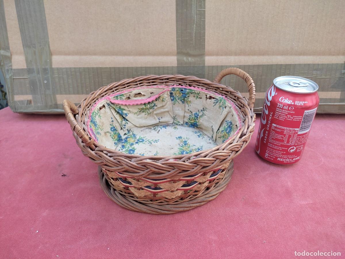 Antig&uuml;edades: costurero o cesta de coser de mimbre probablemente a&ntilde;os 70