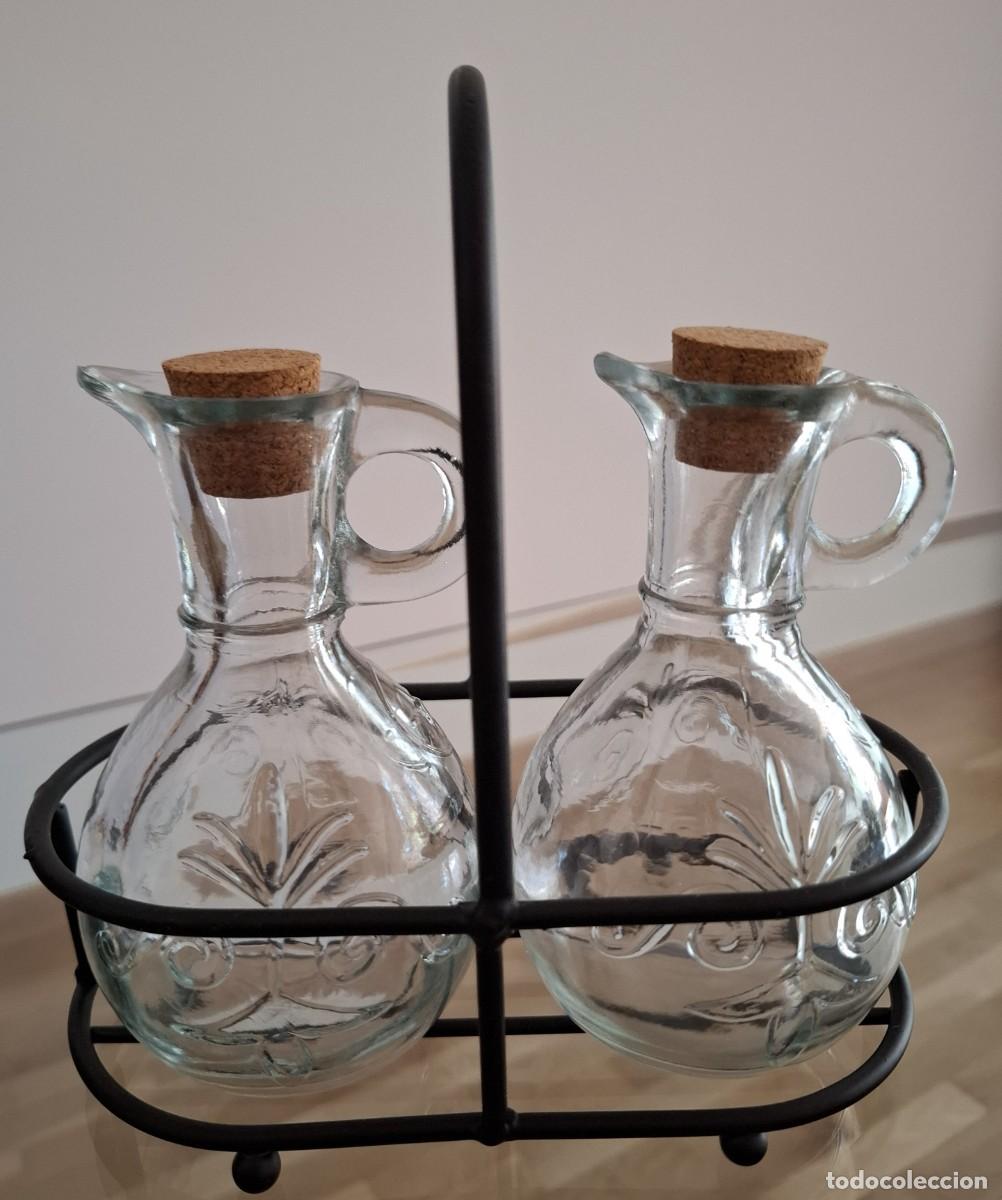 Antig&uuml;edades: Vintage. Vinagrera / Aceitera cristal / vidrio tallado en soporte hierro.