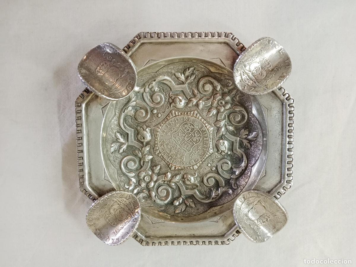 Antig&uuml;edades: Cenicero de plata ley con monedas 1737 y 1768