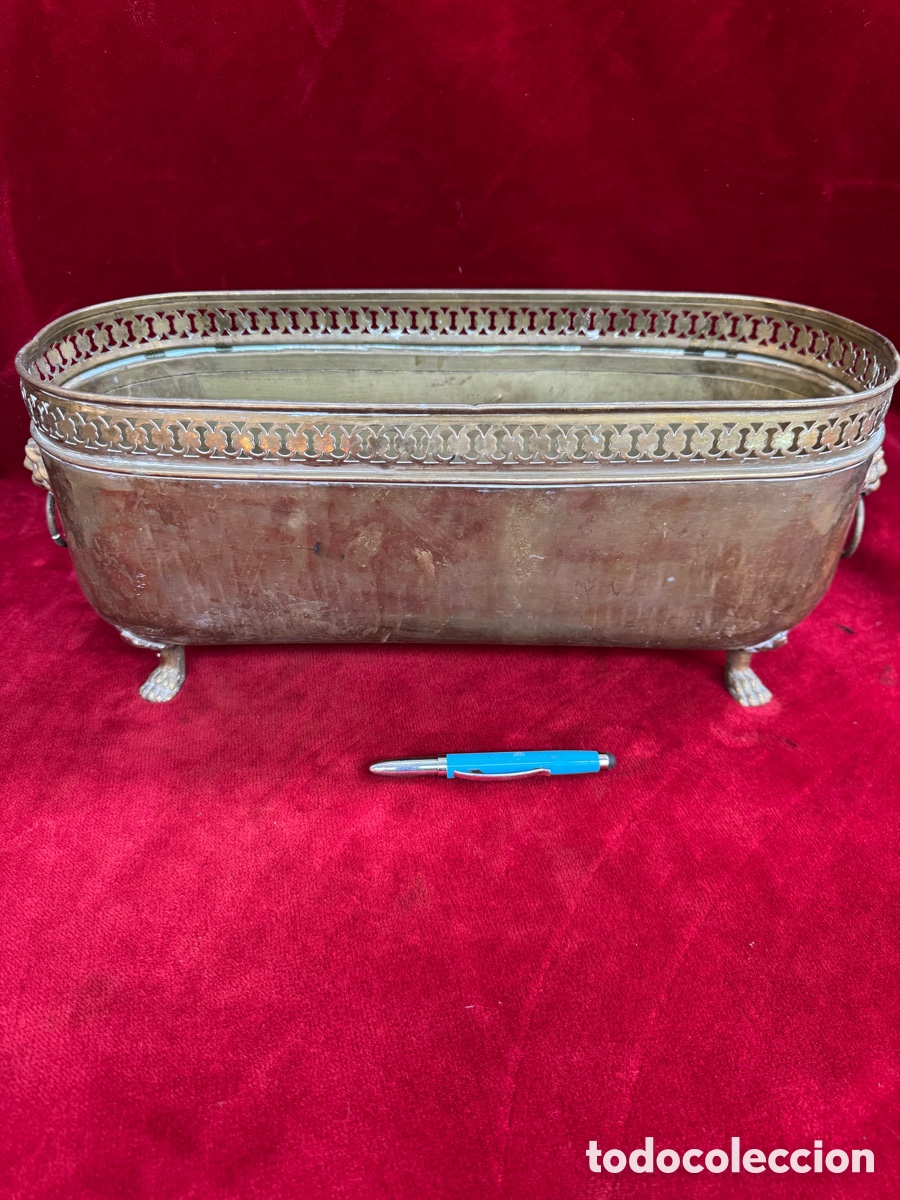 Antig&uuml;edades: Antiguo macetero de laton martillado!S.XIX.