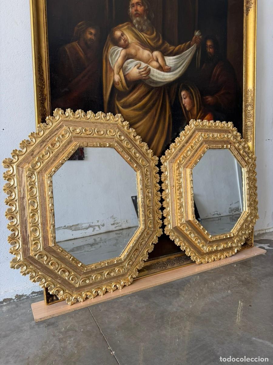 Antig&uuml;edades: Fant&aacute;stica pareja de espejos octagonales dorados y tallados en madera.