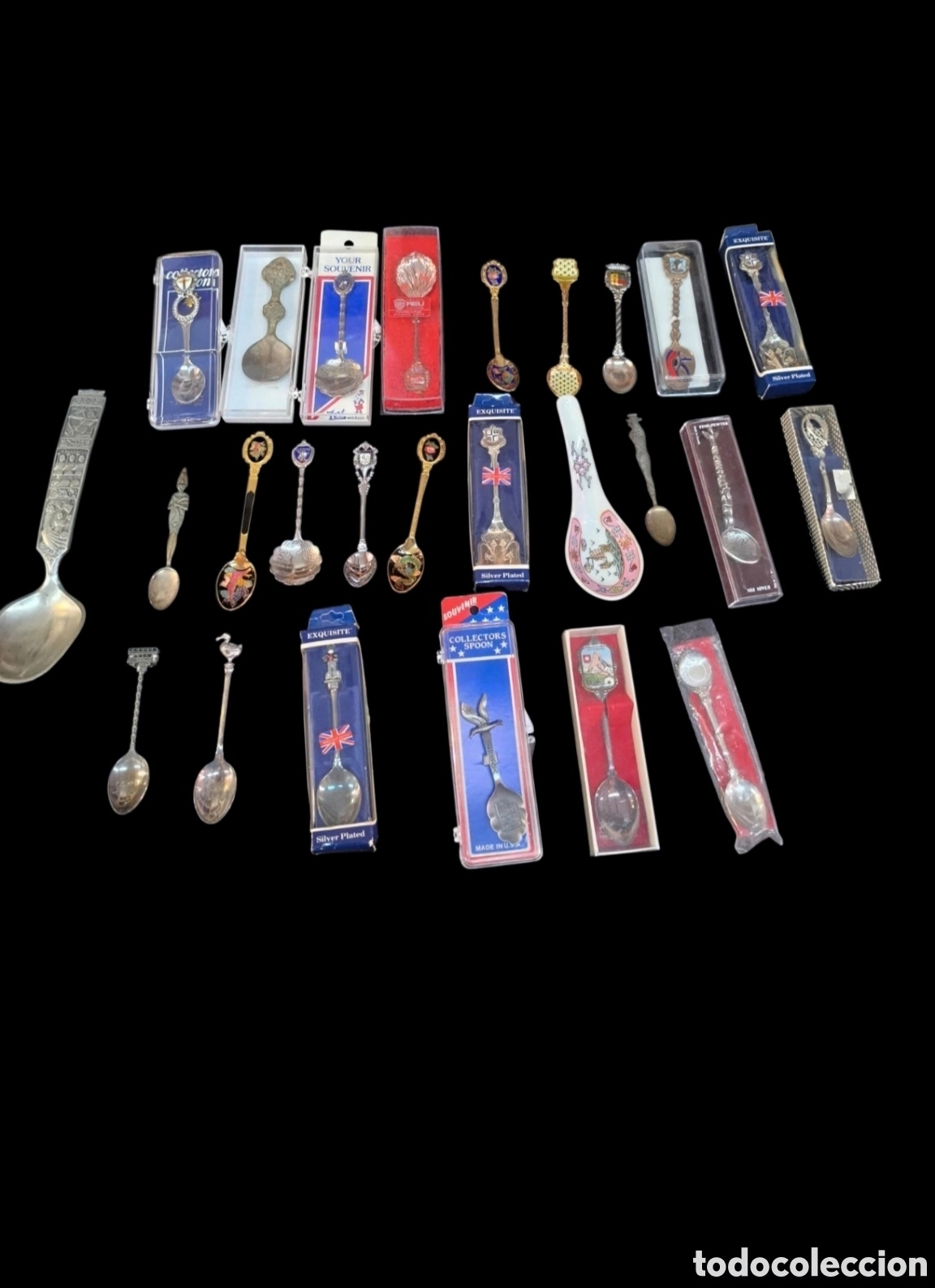 Antig&uuml;edades: Gran lote de 26 cucharas de colecci&oacute;n de distintas partes del mundo.
