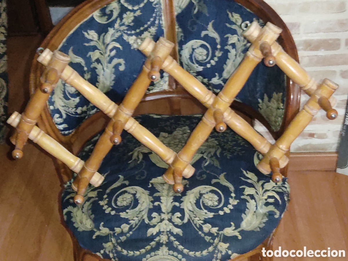 Antig&uuml;edades: Antiguo perchero de madera extensible hasta 1 metro.