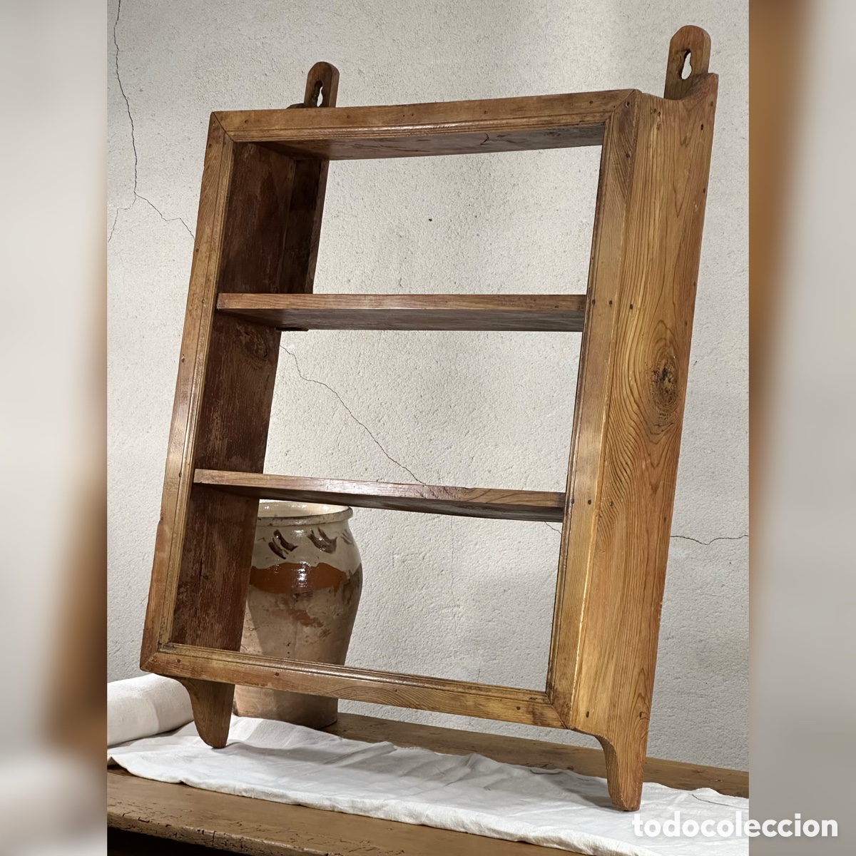 Antig&uuml;edades: Estanter&iacute;a antigua de madera de pino. Segovia, s.XIX. Mueble estante balda vitrina alacena.
