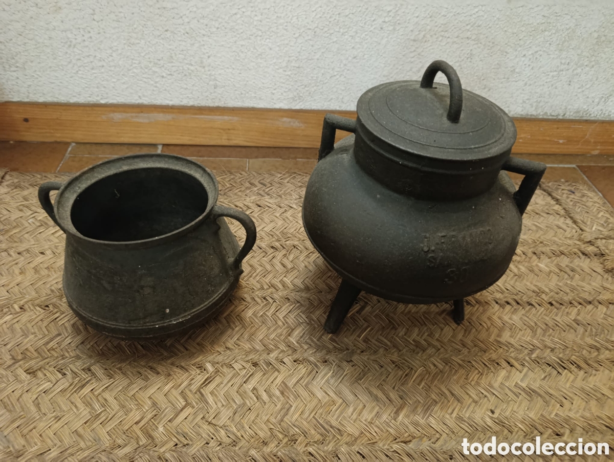 Antig&uuml;edades: ​Lote de 2 potes gallegos antiguos de hierro fundido. Fundici&oacute;n J. Franco (Santiago)