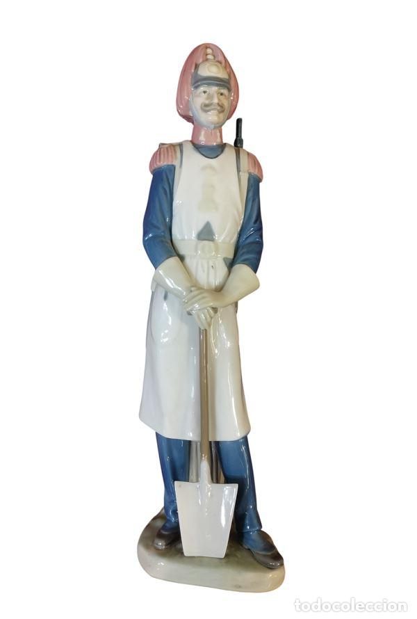 Antig&uuml;edades: FIGURA DE SOLDADO NAPOLE&Oacute;NICO. PORCELANA DE LLADR&Oacute;. ESPA&Ntilde;A. SIGLO XX.