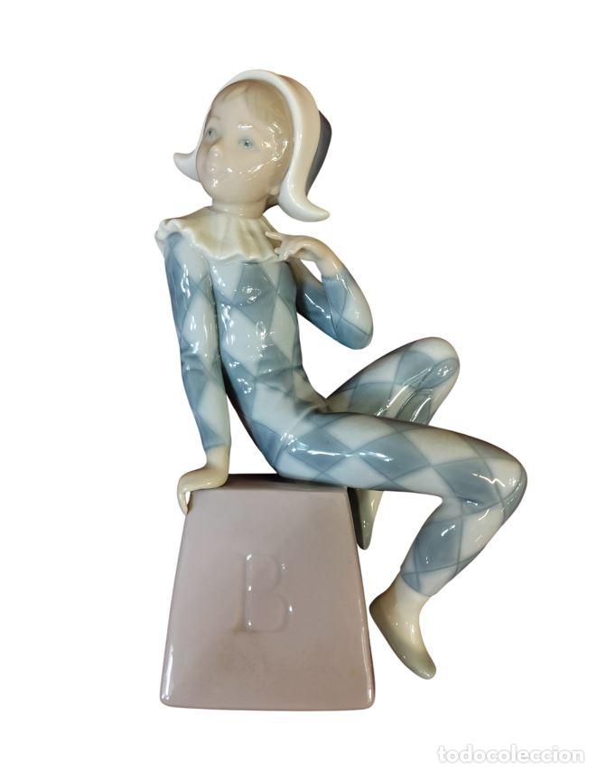 Antig&uuml;edades: FIGURA DE ARLEQU&Iacute;N. MODELO 5076. PORCELANA DE LLADR&Oacute;. ESPA&Ntilde;A. SIGLO XX.