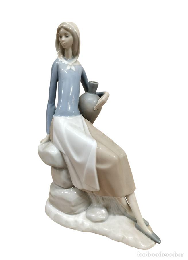 Antig&uuml;edades: FIGURA DE AGUADORA O MUJER CON C&Aacute;NTARO. PORCELANA NAO, DE LLADR&Oacute;. ESPA&Ntilde;A. SIGLO XX