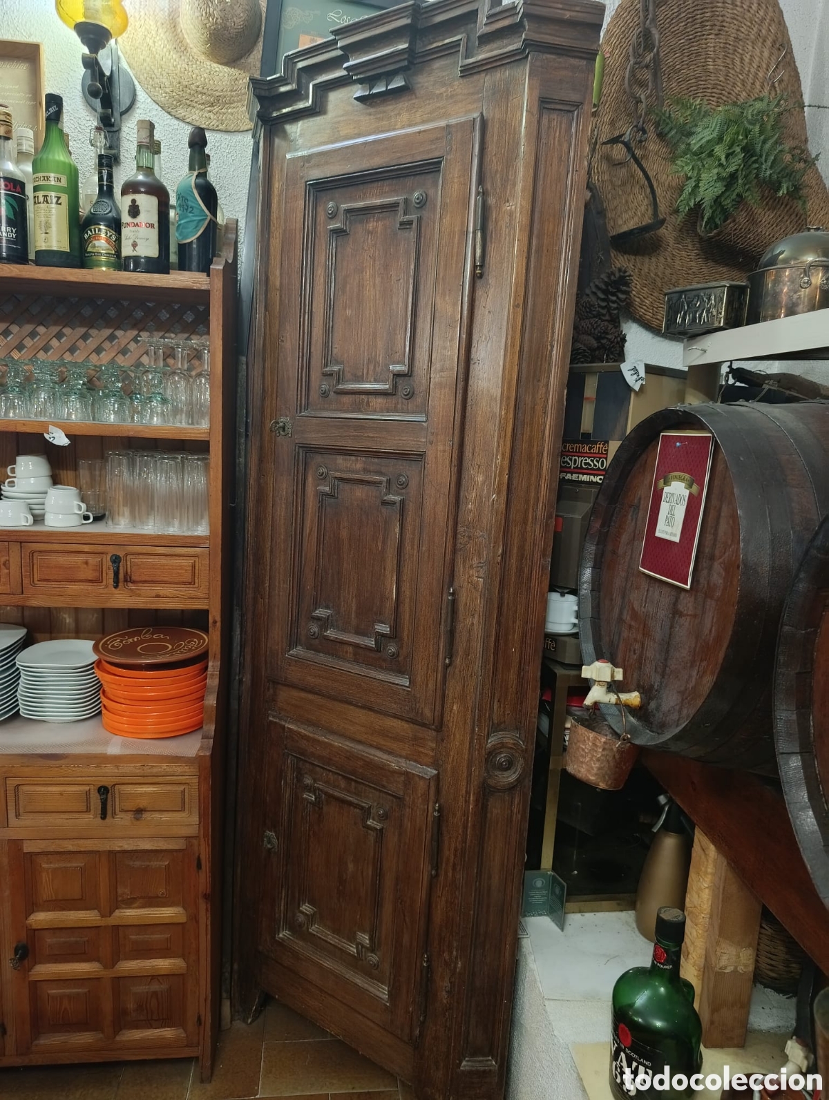 Antig&uuml;edades: Mueble esquinero antiguo de cuarterones y cornisa escalonada