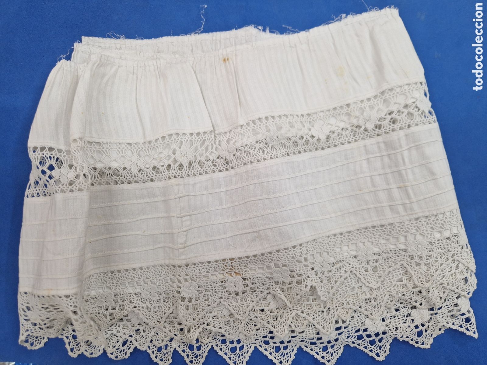 Antig&uuml;edades: Puntilla de falda antigua ,puntilla,entredos, jareta