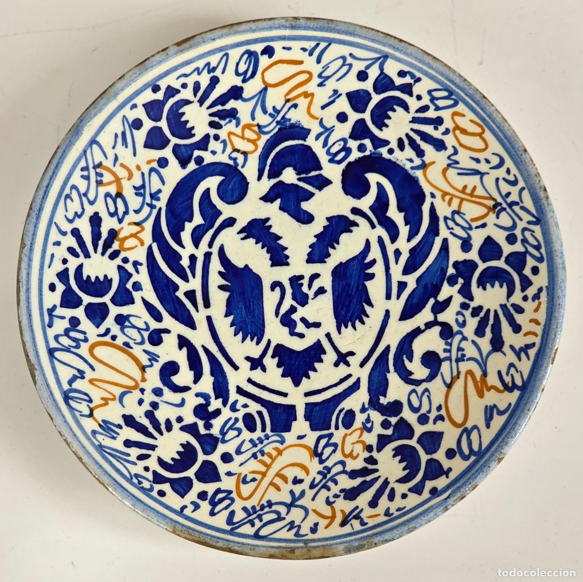 Antig&uuml;edades: Antiguo Plato Cer&aacute;mica Manises Escudo Her&aacute;ldica &Aacute;guila Bic&eacute;fala Le&oacute;n Rampante Casco Decoraci&oacute;n Azul
