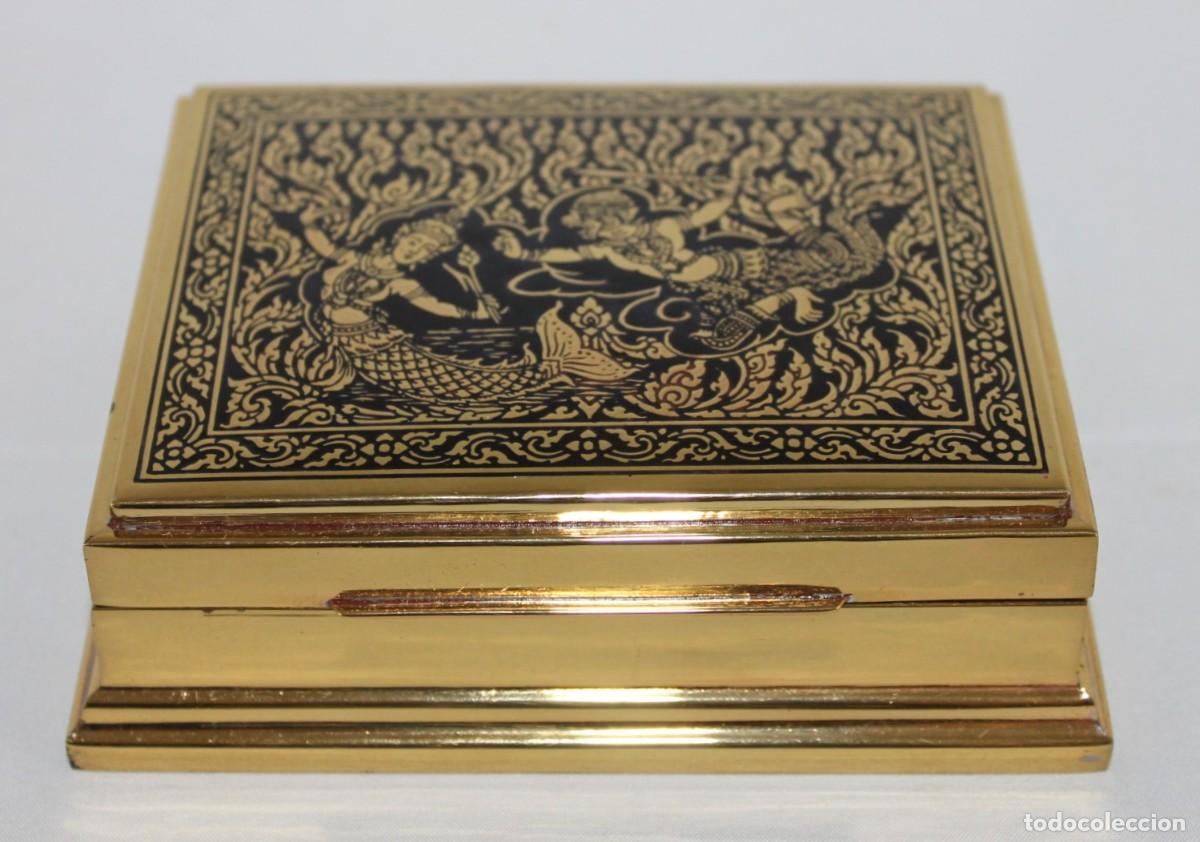 Antig&uuml;edades: Caja joyero oriental en metal dorado con escena mitol&oacute;gica. Segunda mitad del siglo XX