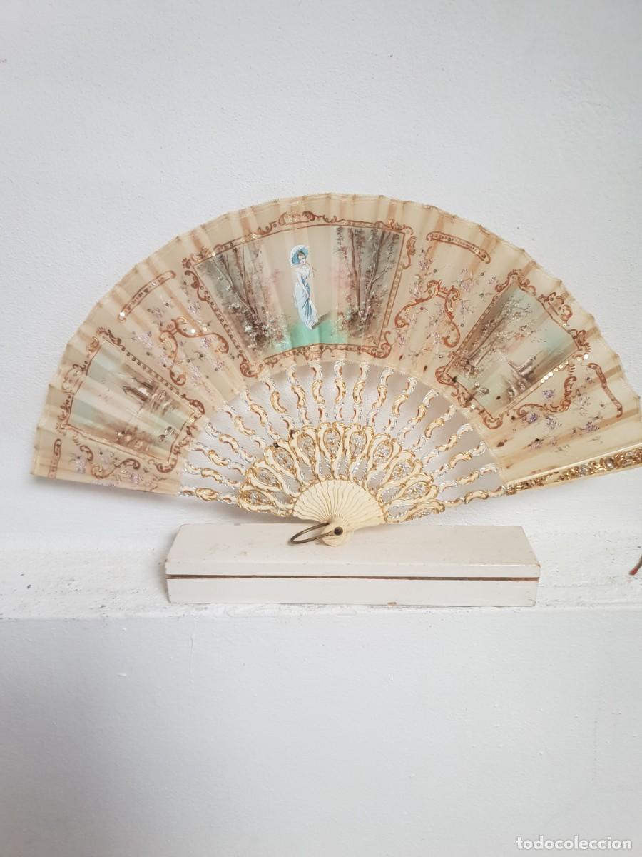 Antig&uuml;edades: Abanico isabelino siglo xx con varillas de hueso pintado a mano