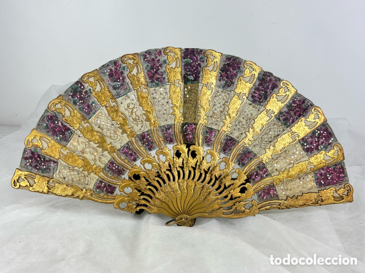 Antig&uuml;edades: ABANICO MODERNISTA: VARILLAJE MADERA LABRADA, PAIS PINTADO Y LENTEJUELAS A COLOR