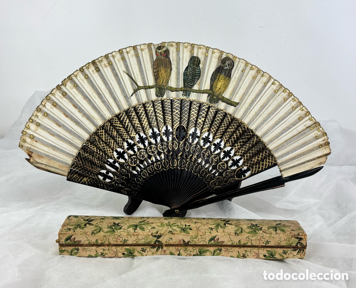 Antig&uuml;edades: ABANICO ART DEC&Oacute; - FAMILIA DE B&Uacute;HOS - MADERA LACADA - FIRMADO DE DIEGO