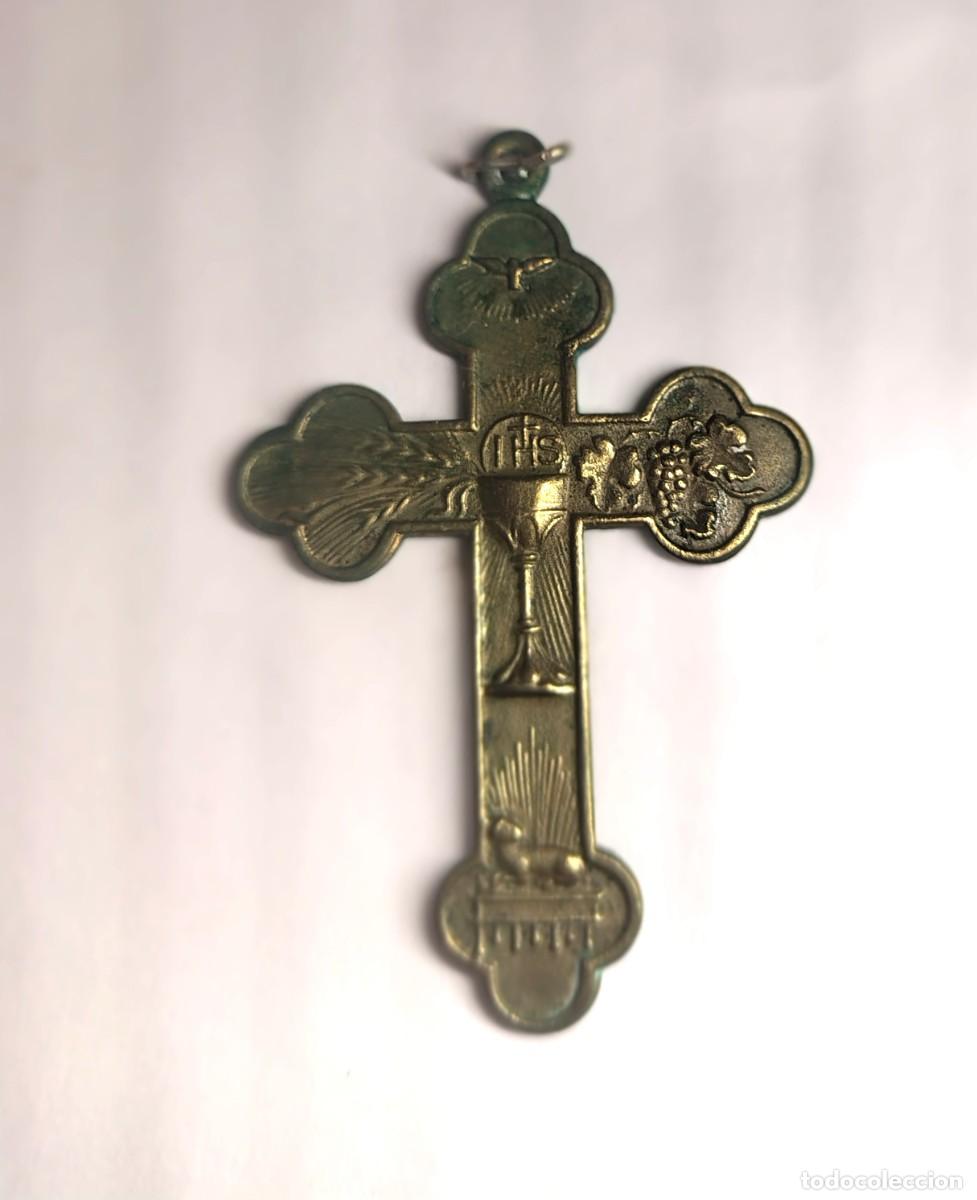 Antig&uuml;edades: Medalla religiosa / Colgante: CRUCIFIJO, paloma, c&aacute;liz con las siglas &rdquo;IHS&rdquo;, uvas. M375