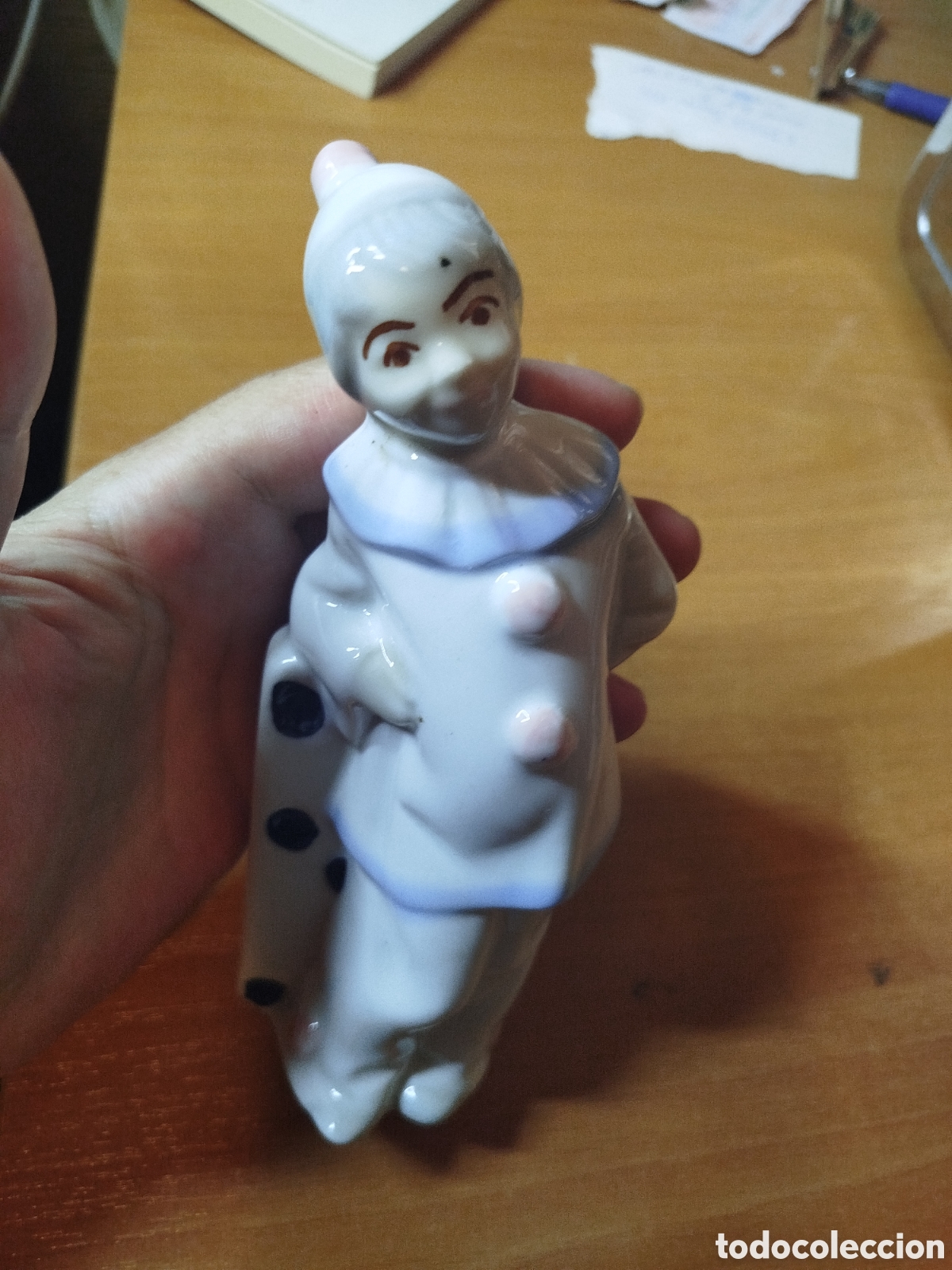 Antig&uuml;edades: Figura de lladr&oacute;. Figura de ni&ntilde;a en pijama con domin&oacute;. Ni&ntilde;a en pijama con domin&oacute; porcelana.