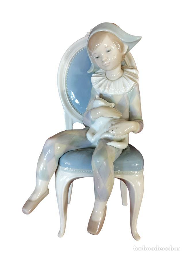 Antig&uuml;edades: PEQUE&Ntilde;O ARLEQU&Iacute;N SENTADO CON UN GATO. FULGENCIO GARC&Iacute;A. PORCELANA DE LLADR&Oacute;. ESPA&Ntilde;A. C. 1972-1999