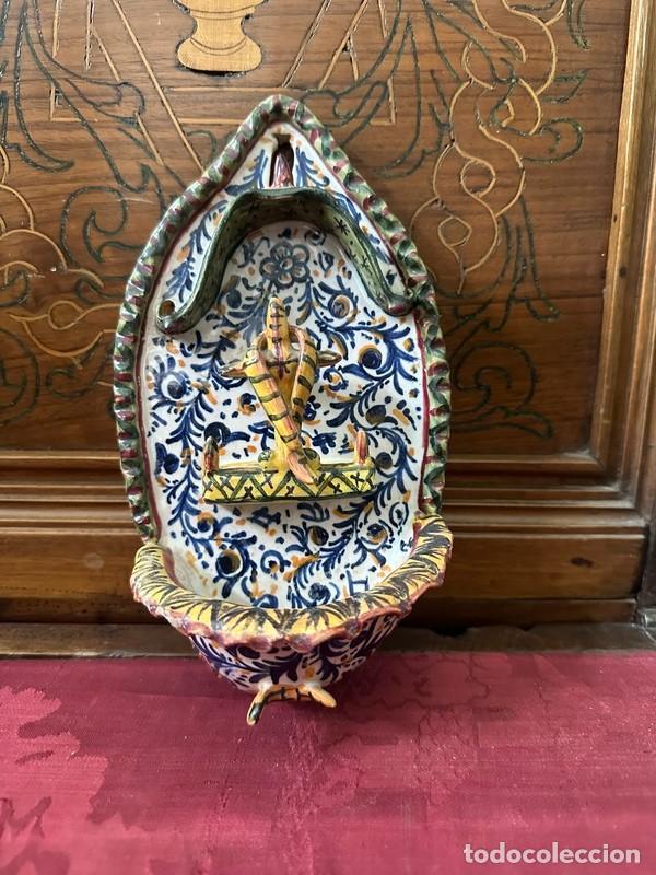 Antig&uuml;edades: BENDITERA EN CER&Aacute;MICA DECORADA MANO - CALVARIO CON SERPIENTE - CER&Aacute;MICA TALAVERA