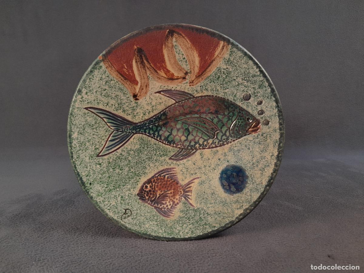 Antiguidades: EUSEBIO D&Iacute;AZ COSTA (1908-1963). PLATO VERDE DE CER&Aacute;MICA PINTADO A MANO. 17 CM.