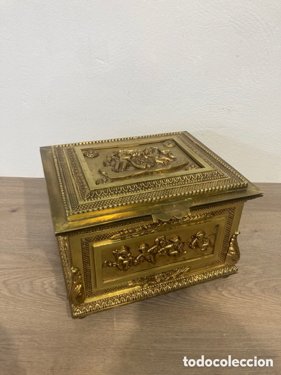 Antig&uuml;edades: Joyero de bronce labrado