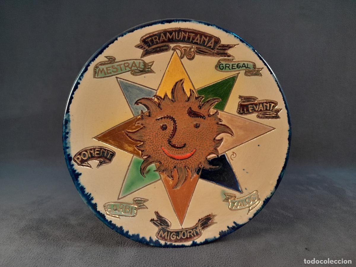 Antiguidades: EUSEBIO D&Iacute;AZ COSTA (1908-1963). PLATO DECORATIVO DE CER&Aacute;MICA PINTADO A MANO. 25 CM.